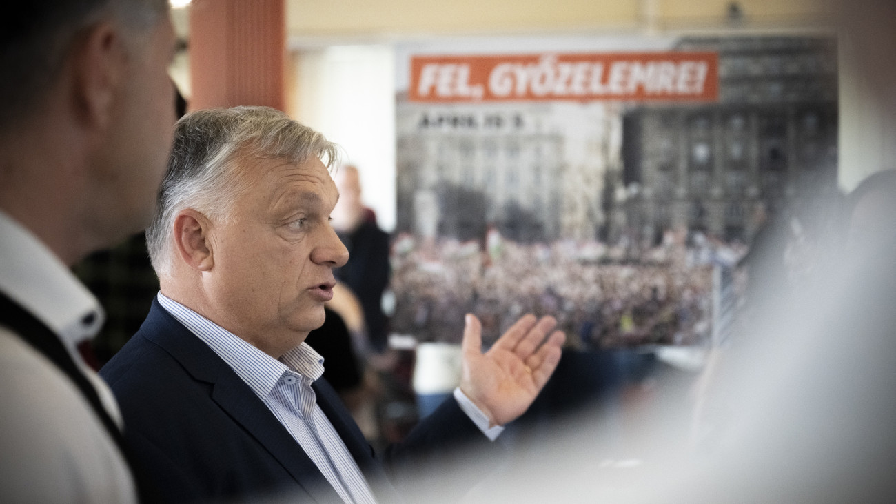 A Miniszterelnöki Sajtóiroda által közreadott képen Orbán Viktor miniszterelnök, a Fidesz elnöke a Fidesz V. kerületi irodájában az önkormányzati, európai parlamenti (EP-) és nemzetiségi választások napján, 2024. június 9-én. A kormányfő szavazatának leadása után az irodába ment, ahol bekapcsolódott a helyi fideszesek mozgósítási kampányába.