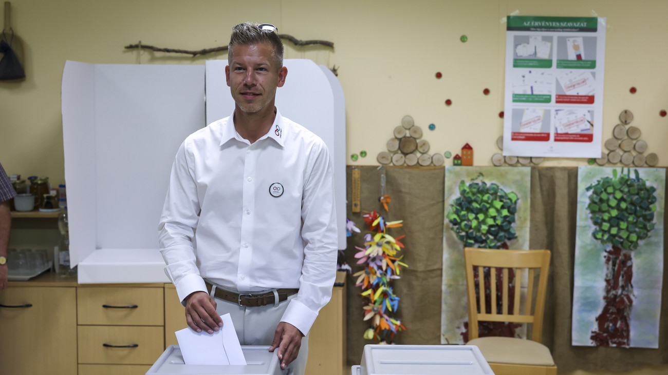 Magyar Péter, a Tisza párt EP-listavezetője leadja szavazatát az önkormányzati, európai parlamenti (EP-) és nemzetiségi választásokon a XII. kerületi Hegyvidéki Mesevár Óvodában kialakított 43. számú szavazókörben 2024. június 9-én.