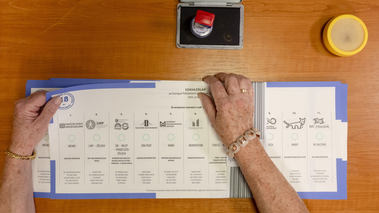 Szavazólapok az önkormányzati, európai parlamenti (EP-) és nemzetiségi választásokon a salgótarjáni József Attila Művelődési és Konferencia Központban kialakított 18. számú szavazókörben 2024. június 9-én.