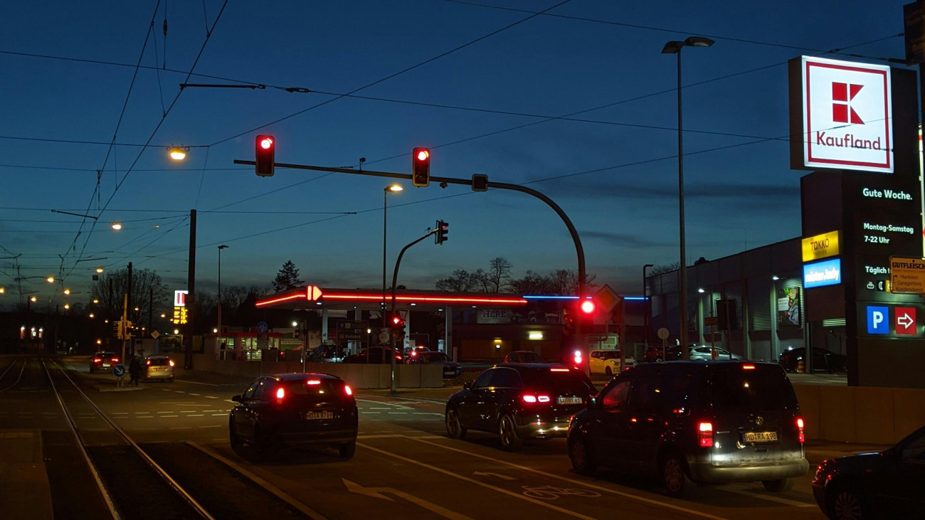 fotó: Vindhya Chandrasekharan: https://www.pexels.com/photo/traffic-flow-in-the-highway-at-night-time-7246397/