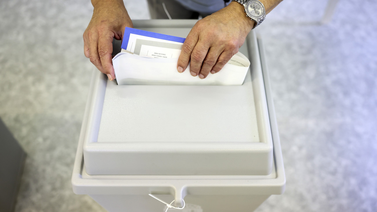 Egy férfi leadja a szavazatát az önkormányzati, európai parlamenti (EP-) és nemzetiségi választásokon a XII. kerületi Fekete István Általános Iskola és Előkészítő Szakiskolában kialakított 24. szavazókörben 2024. június 9-én.