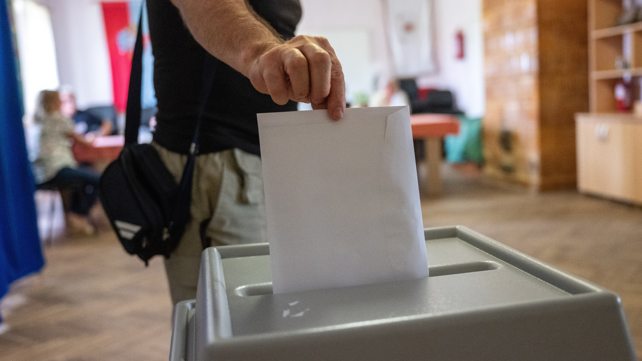 Egy férfi leadja szavazatát az önkormányzati, európai parlamenti (EP-) és nemzetiségi választásokon a kisasszondi művelődési házban kialakított szavazókörben 2024. június 9-én.