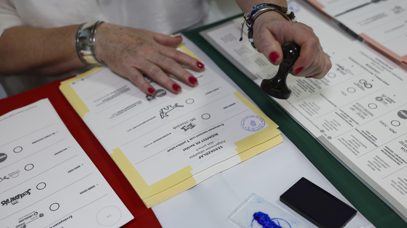 Szavazólapok az önkormányzati, európai parlamenti (EP-) és nemzetiségi választásokon a XII. kerületi Hegyvidéki Mesevár Óvodában kialakított 43. számú szavazókörben 2024. június 9-én.