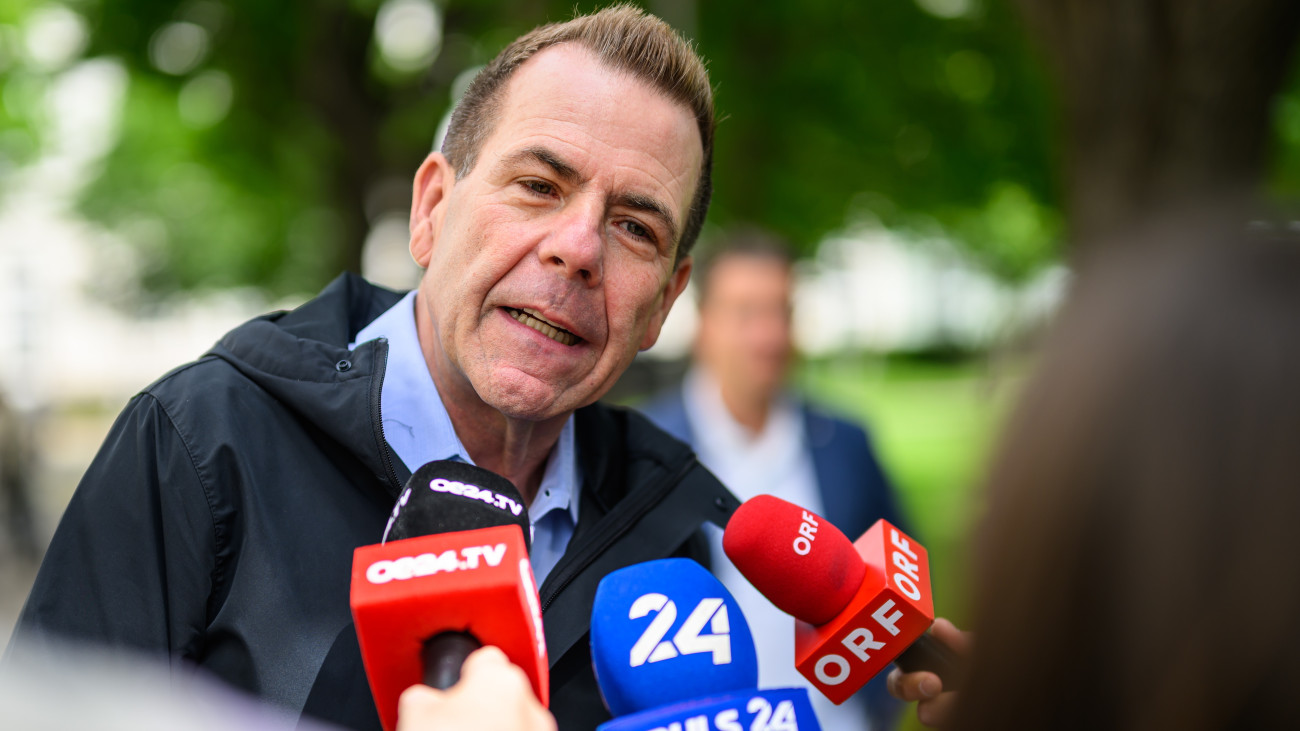 Harald Vilimsky, az Osztrák Szabadságpárt (FPÖ) listavezetője nyilatkozik a sajtó képviselőinek, miután leadta szavazatát az európai parlamenti választásokon Bécsben 2024. június 9-én.