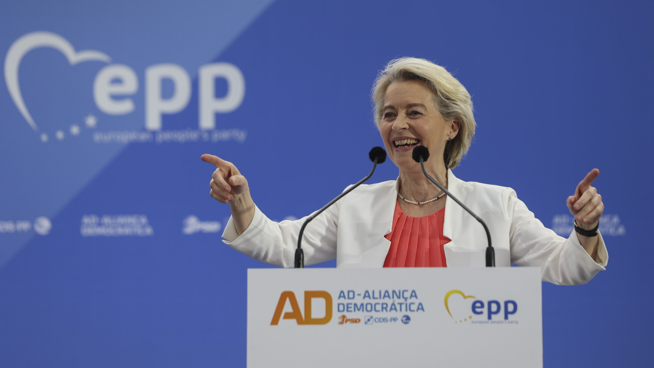 Ursula von der Leyen, az Európai Bizottság (EB) elnöke, az Európai Néppárt (EPP) csúcsjelöltje az Európai Bizottság elnöki posztjára a portugál Demokratikus Szövetség (AD) pártkoalíció választási nagygyűlésén Portóban 2024. június 6-án. Portugáliában június 9-én rendezik az európai parlamenti választást, amelyen 17 párt és koalíció indul.