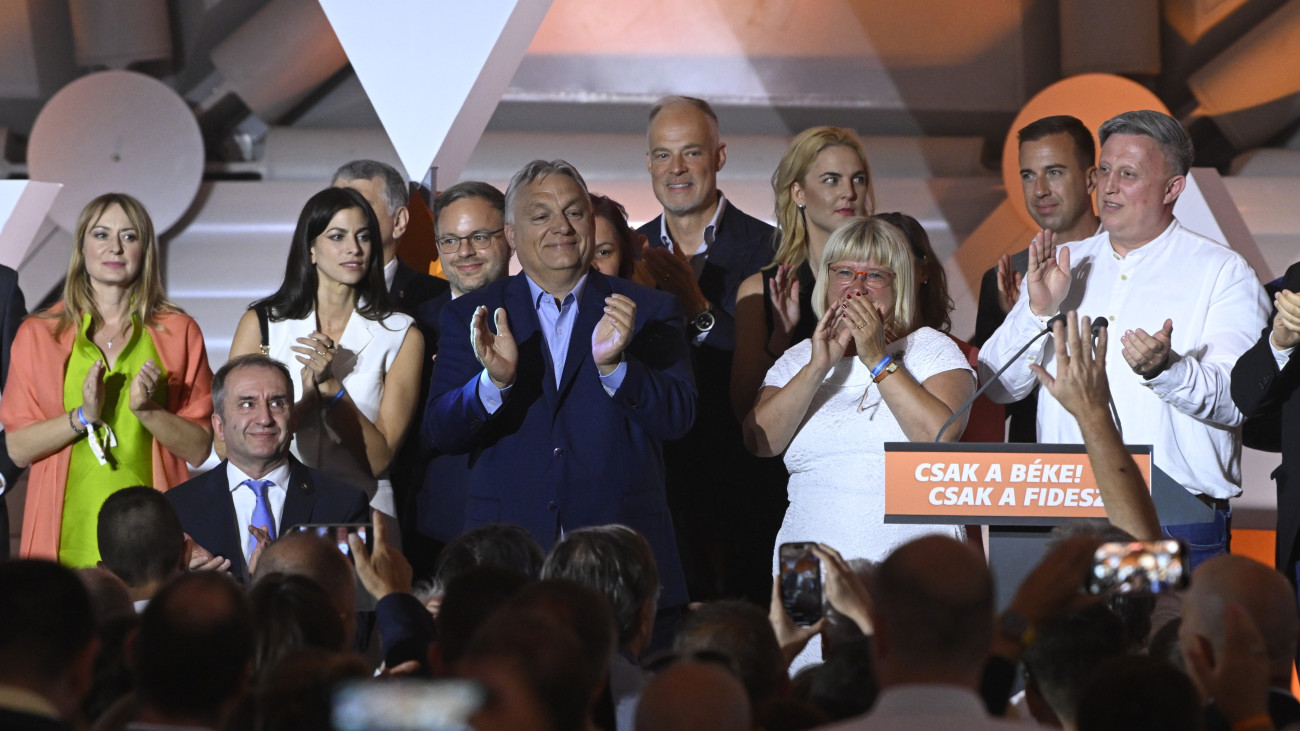 Orbán Viktor miniszterelnök, a Fidesz elnöke (k) a Fidesz-KDNP európai parlamenti és önkormányzati választási eredményváró rendezvényén a Bálna Honvédelmi Központban 2024. június 10-én.