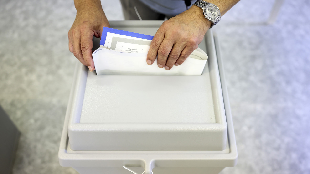 Egy férfi leadja a szavazatát az önkormányzati, európai parlamenti (EP-) és nemzetiségi választásokon a XII. kerületi Fekete István Általános Iskola és Előkészítő Szakiskolában kialakított 24. szavazókörben 2024. június 9-én.