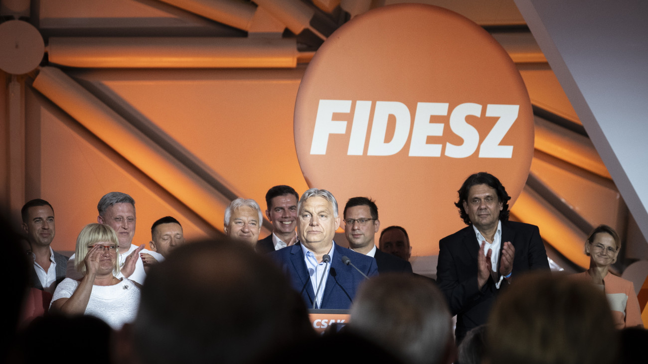 A Miniszterelnöki Sajtóiroda által közreadott képen Orbán Viktor miniszterelnök, a Fidesz elnöke (k) beszédet mond a Fidesz-KDNP európai parlamenti és önkormányzati választási eredményváró rendezvényén a Bálna Honvédelmi Központban 2024. június 10-én.