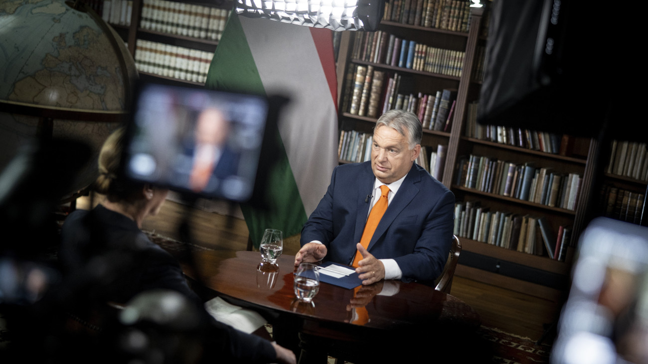 A Miniszterelnöki Sajtóiroda által közreadott képen Orbán Viktor miniszterelnök interjút ad az M1 aktuális csatornának a Karmelita kolostorban 2024. június 10-én.