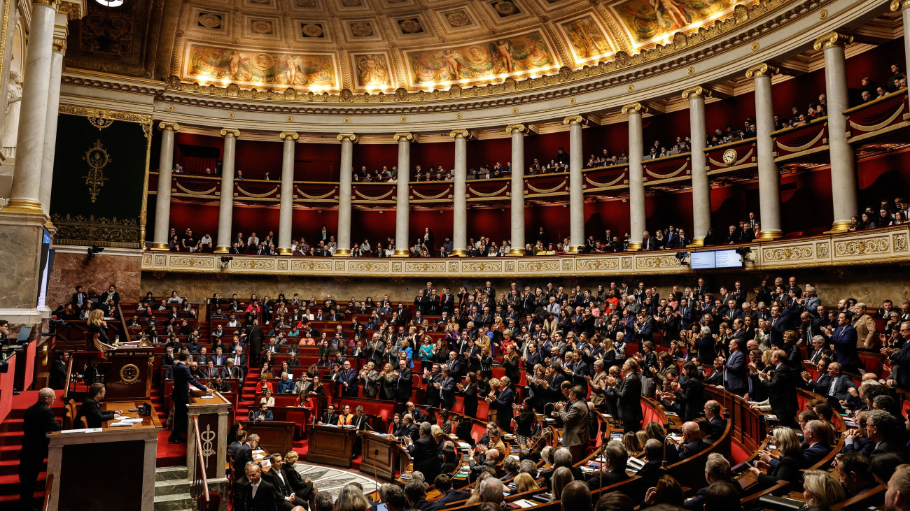Gabriel Attal francia miniszterelnököt (balra, pulpitusnál) tapsolják képviselők, miután ismertette a kormány programját a parlamenti alsóház, a Nemzetgyűlés plenáris ülésén Párizsban 2024. január 30-án. Attalt január 9-én iktatták be hivatalába.