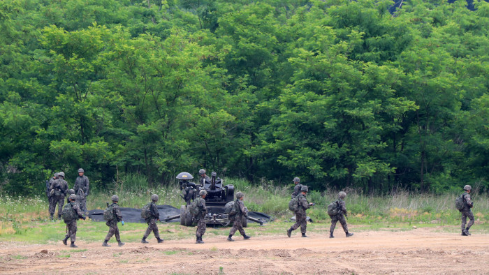 Észak-koreai katonák átlépték a dél-koreai határt, figyelmeztető lövésekkel válaszoltak