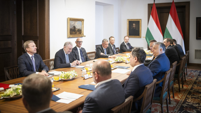 Orbán Viktor a legnagyobb európai iparvállalatok vezetőivel tárgyalt