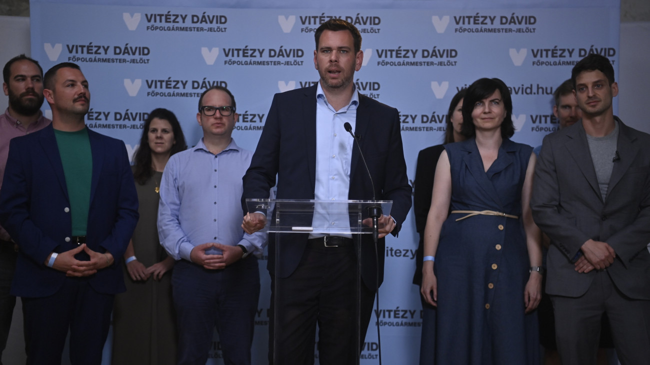 Vitézy Dávid, az LMP és a Vitézy Dáviddal Budapestért Egyesület főpolgármester-jelöltje beszédet mond az önkormányzati választási eredményváró rendezvényén Budapesten 2024. június 10-én.