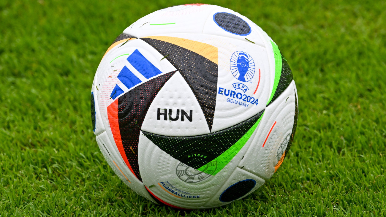 Labda a németországi labdarúgó Európa-bajnokságon részt vevő magyar válogatott edzésén Weiler-Simmerbergben 2024. június 11-én.