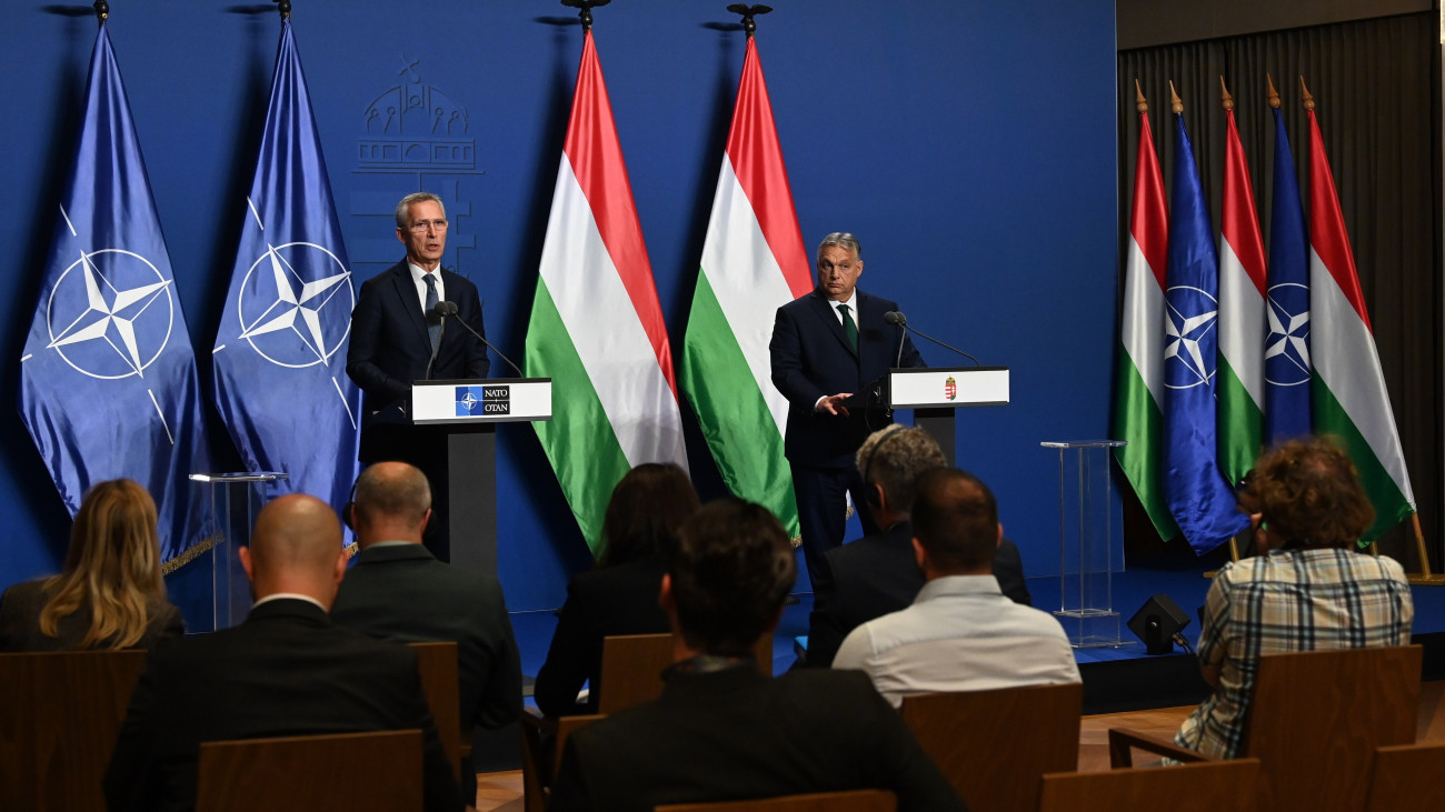 Orbán Viktor miniszterelnök (j) és Jens Stoltenberg NATO-főtitkár a tárgyalásukat követően tartott sajtótájékoztatón a Karmelita kolostorban 2024. június 12-én.