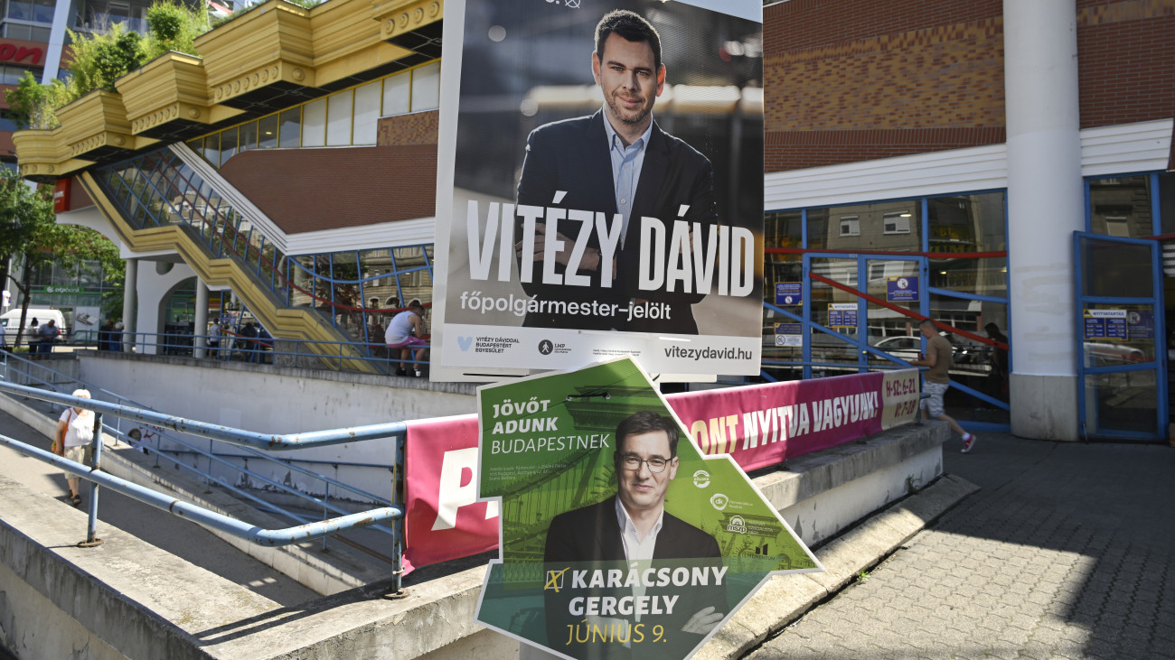 Vitézy Dávid, az LMP és a Vitézy Dáviddal Budapestért Egyesület által támogatott főpolgármester-jelölt (fent) és Karácsony Gergely főpolgármester, a Párbeszéd-Zöldek-DK-MSZP főpolgármester-jelöltjének (lent) választási plakátja a Váci úton 2024. június 6-án. Az Európai Parlament tagjainak, valamint a helyi önkormányzati képviselők és polgármesterek, továbbá a nemzetiségi önkormányzati képviselők megválasztása 2024. június 9-én lesz Magyarországon.