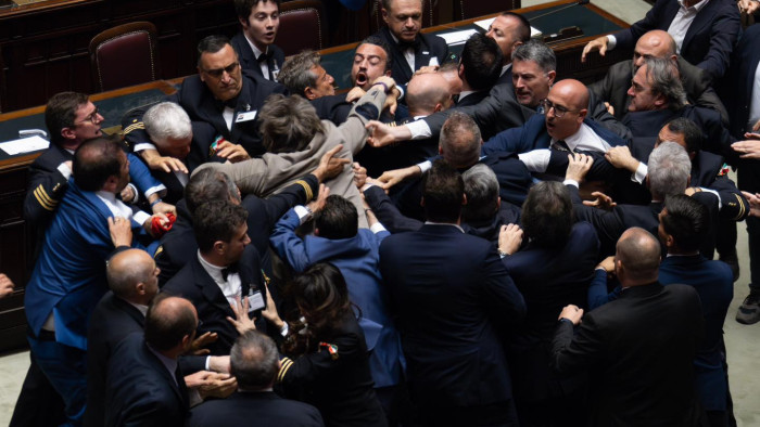 Ölre mentek a képviselők az olasz parlamentben – videó
