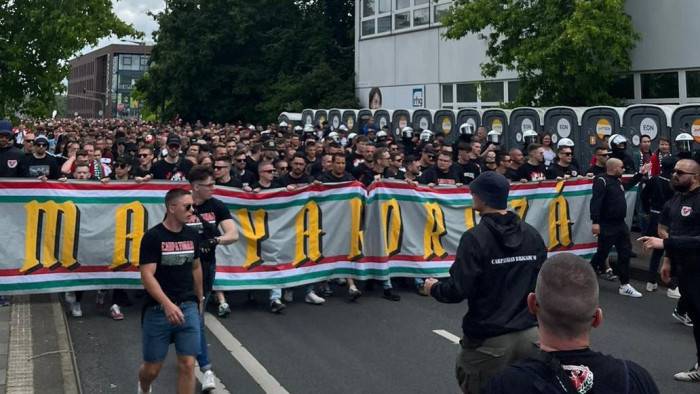 Megérkezett a  magyar válogatott a stadionba, vonulnak a szurkolók