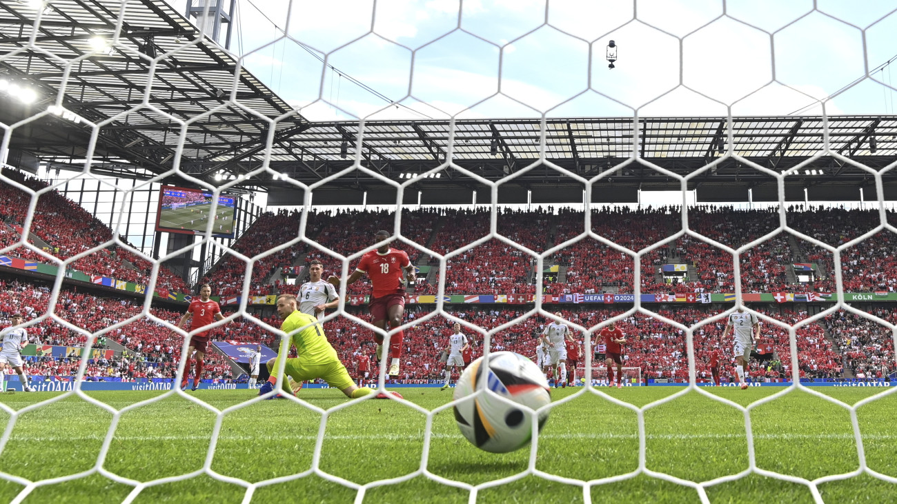 A svájci Kwadwo Duah gólt lő Gulácsi Péter kapujába a labdarúgó Európa-bajnokság A csoportjának 1. fordulójában játszott Magyarország - Svájc mérkőzésen a kölni RheinEnergieStadionban 2024. június 15-én.