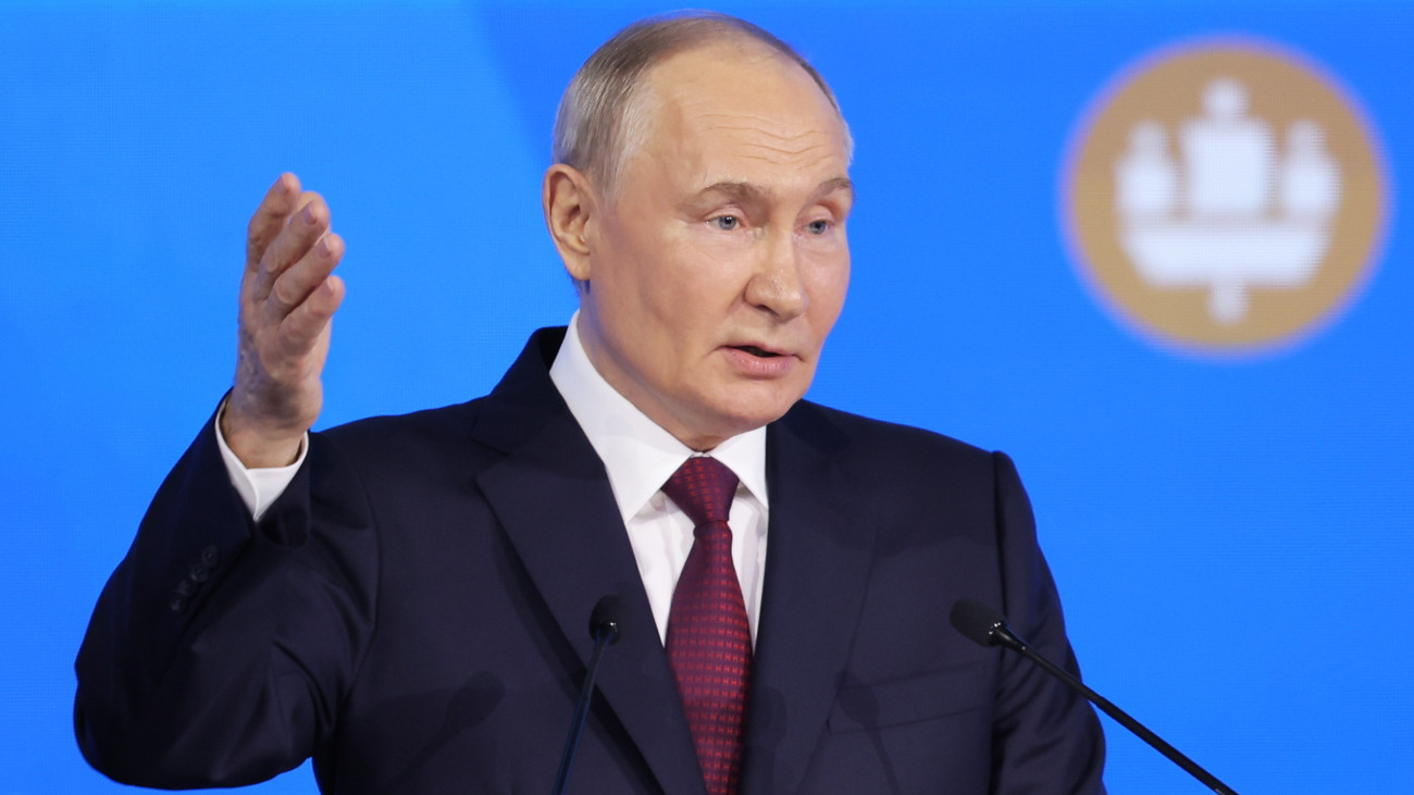 Vlagyimir Putyin orosz elnök beszédet mond a 27. alkalommal rendezett Szentpétervári Nemzetközi Gazdasági Fórumon (SPIEF) 2024. június 7-én, a négynapos rendezvény harmadik napján.