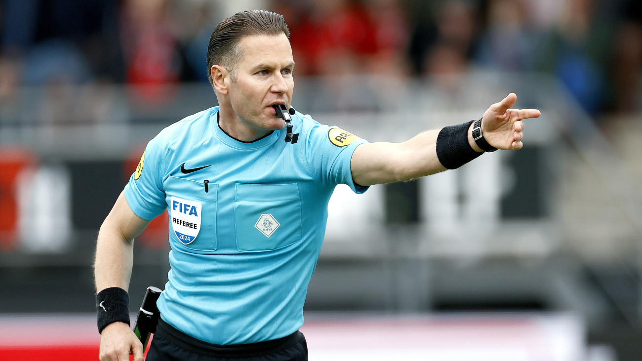 ROTTERDAM - Referee Danny Makkelie during the play-offs promotion/relegation final match between sbv Excelsior Rotterdam and NAC Breda at the Van Donge & De Roo stadium on June 2, 2024 in Rotterdam, the Netherlands. ANP PIETER STAM DE JONGE (Photo by ANP via Getty Images)