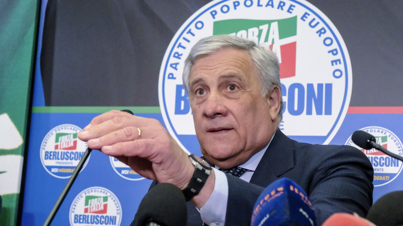 Antonio Tajani olasz külügyminiszter, a Forza Italia (Hajrá Olaszország) párt vezetője pártja római eredményváró rendezvényén az európai parlamenti választások éjszakáján, 2024. június 10-én.