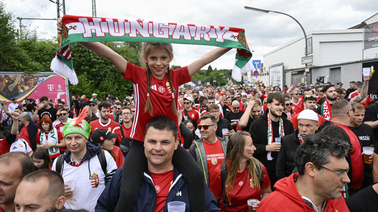 Magyar szurkolók vonulnak Kölnben a Magyarország - Svájc Európa-bajnoki csoportmérkőzés helyszínére 2024. június 15-én. Legalább ötezer magyar szurkoló vonult szervezett keretek között a kölni RheinEnergie Stadionba.