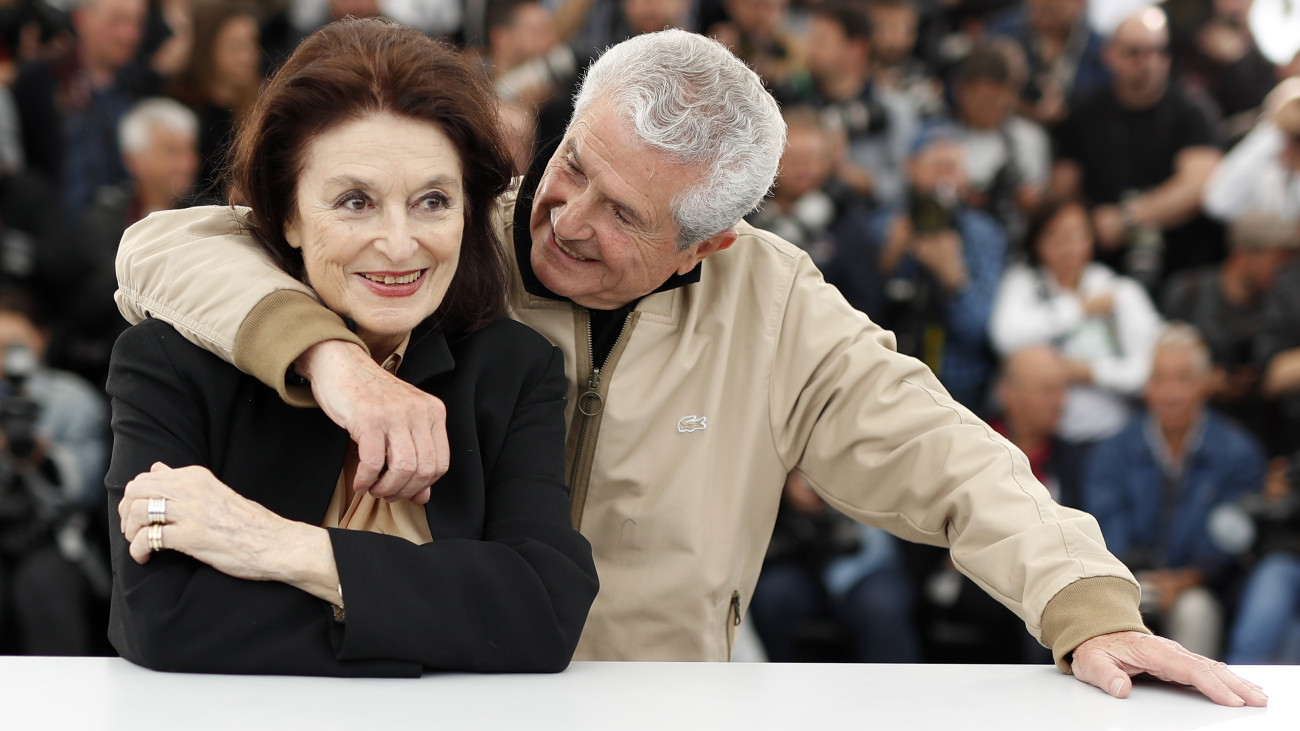 Claude Lelouch francia rendező és Anouk Aimée francia színésznő a Les Plus Belles Années dune vie című versenyfilm alkotóinak fotózásán a 72. Cannes-i Nemzetközi Filmfesztiválon 2019. május 19-én. Az alkotás az 1966-ban bemutatott Egy férfi és egy nő című Oscar-díjas film folytatása.