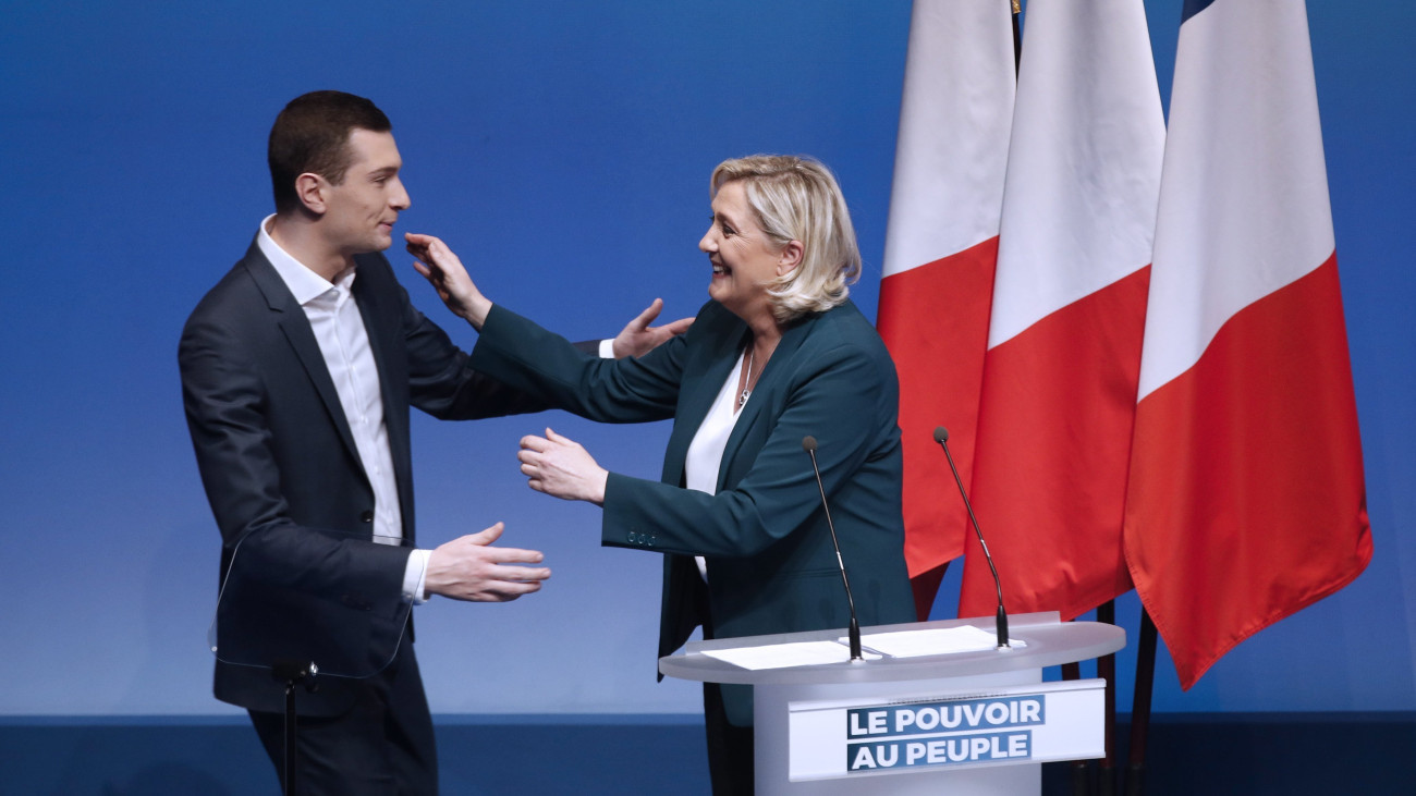 Marine Le Pen, a Nemzeti Tömörülés francia ellenzéki párt elnöke (j) és Jordan Bardella, a párt 23 éves listavezetője az európai parlamenti választásokat megelőző kampányt megnyitó párizsi gyűlésen 2019. január 13-án.