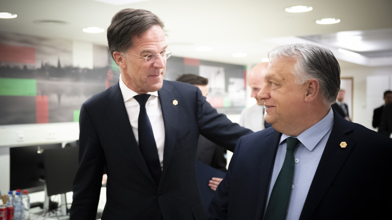 A Miniszterelnöki Sajtóiroda által közreadott képen Orbán Viktor miniszterelnök (j) és Mark Rutte holland kormányfő tárgyalásuk előtt az Európai Unió nem hivatalos csúcstalálkozóján Brüsszelben 2024. június 17-én.
