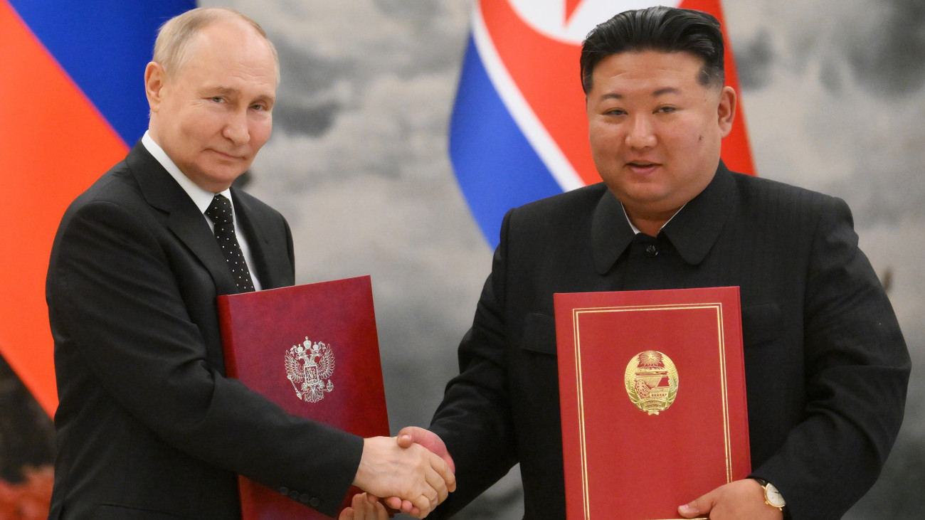 Kim Dzsongün elsőszámú észak-koreai vezető, a Koreai Munkapárt főtitkára, a Nemzetvédelmi Bizottság első elnöke (j) és Vlagyimir Putyin orosz elnök kezet fog, miután együttműködési megállapodást írtak alá Phenjanban 2024. június 19-én.