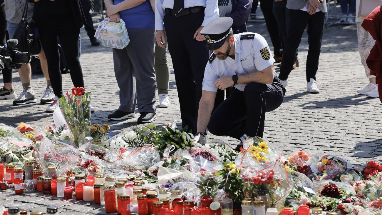 Rendőr virágot helyez el a késes támadás helyszínén tartott megemlékezésen a németországi Mannheimben 2024. június 7-én. A május 31-én történt késelésben a támadó többször is megszúrt késével egy 29 éves rendőrt, aki később belehalt sérüléseibe. A támadásban többen megsebesültek.
