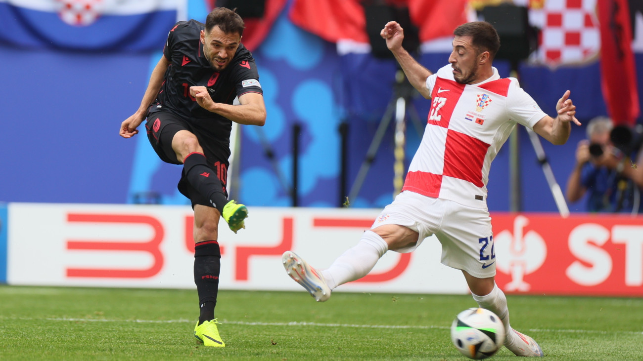 A horvát Josip Juranovic (j) és az albán Nedim Bajrami a németországi labdarúgó Európa-bajnokság B csoportjának második fordulójában játszott Horvátország-Albánia mérkőzésen a hamburgi Volkspark Stadionban 2024. június 19-én.