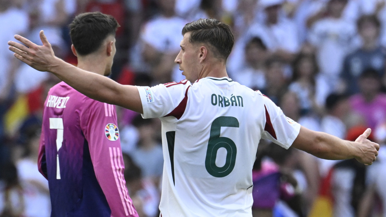 Willi Orbán (j) és a német Kai Havertz a labdarúgó Európa-bajnokság A csoportjának 2. fordulójában játszott Németország - Magyarország mérkőzésen a stuttgarti MHP Arénában 2024. június 19-én.