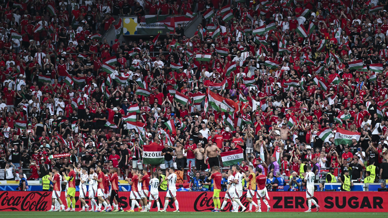 A magyar válogatott megköszöni a szurkolást a labdarúgó Európa-bajnokság A csoportjának 2. fordulójában játszott Németország - Magyarország mérkőzés után a stuttgarti MHP Arénában 2024. június 19-én. Németország 2-0-ra győzött.