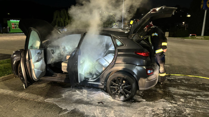 Több mint 12 órán át hűtöttek a tűzoltók egy füstölő elektromos autót - fotó