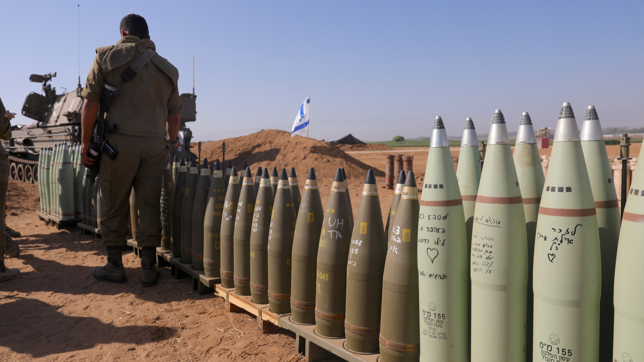 Izraeli tüzérségi egység lövedékei Dél-Izraelben, a Gázai övezet határtérségében 2023. október 26-án. Az előző este az izraeli hadsereg egyik elitegysége harckocsikkal szárazföldi rajtaütést hajtott végre a Gázai övezet északi részén, előkészítendő az övezetet uraló Hamász palesztin iszlamista szervezet elleni katonai fellépés következő szakaszát.