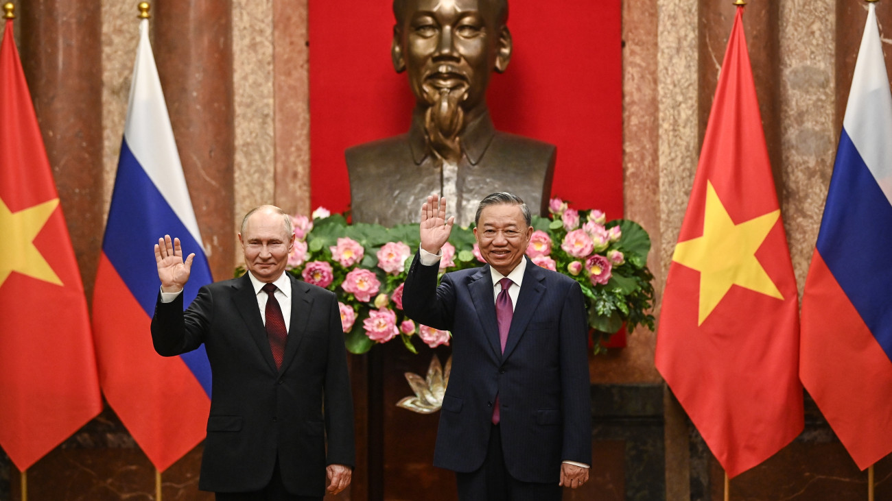 To Lam vietnami elnök (j) fogadja Vlagyimir Putyin orosz államfőt Hanoiban 2024. június 20-án.