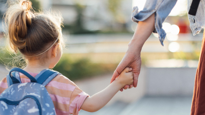 Támogatások egyedülálló szülőknek: milyen lehetőségekkel élhetnek?