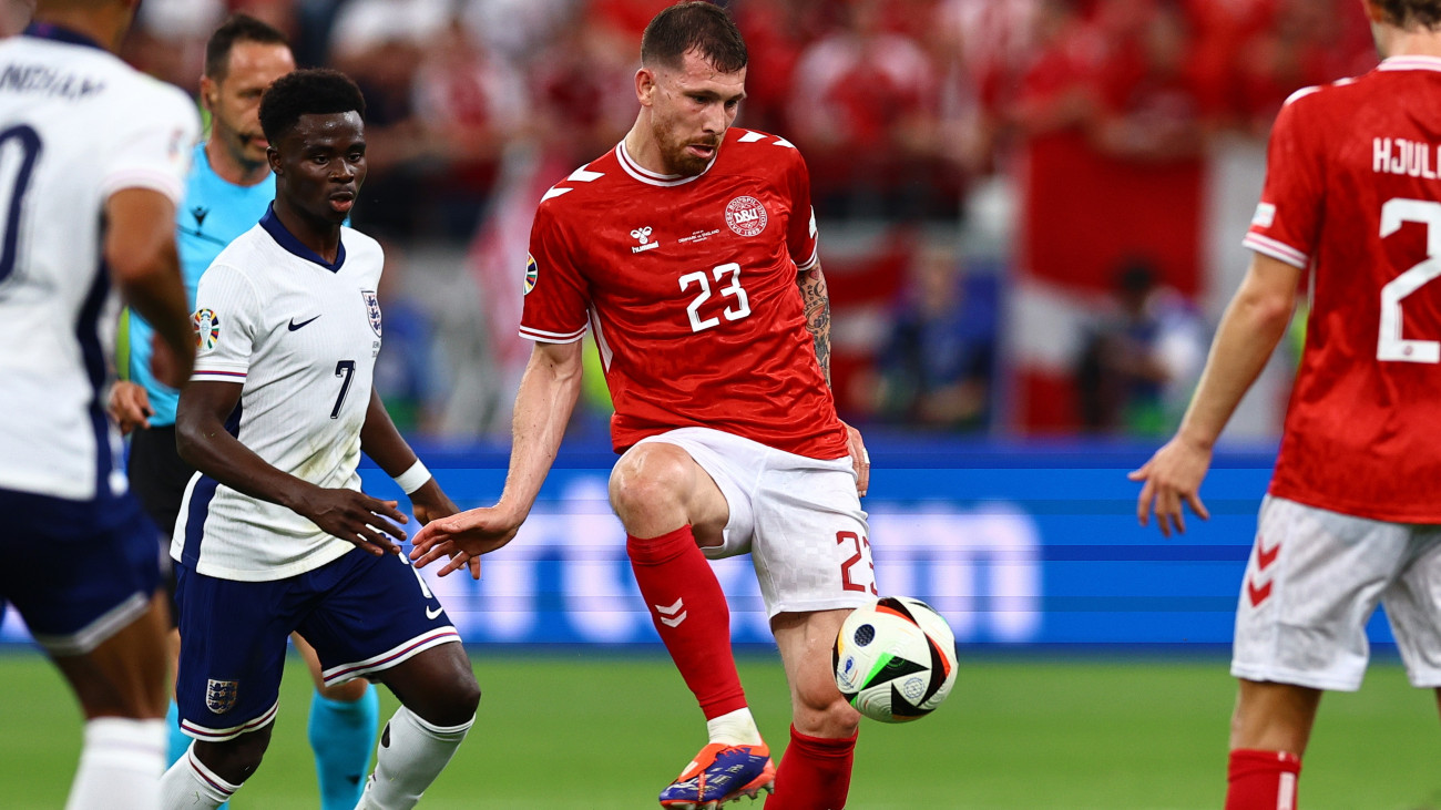 A dán Pierre-Emile Hojbjerg (k) és az angol Buyako Saka (b) a németországi labdarúgó Európa-bajnokság C csoportjának második fordulójában játszott Dánia-Anglia mérkőzésen a frankfurti Waldstadionban 2024. június 20-án.