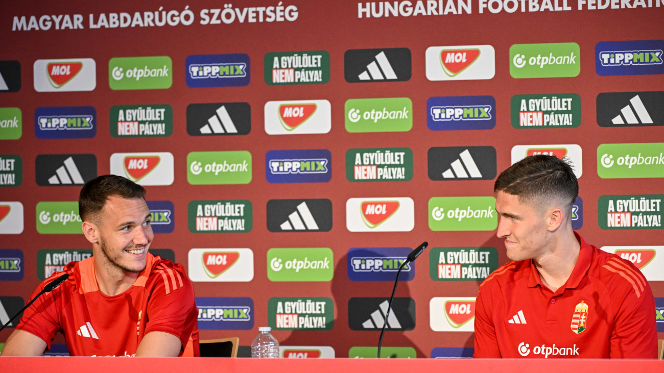 Gazdag Dániel (b) és Sallai Roland, a németországi labdarúgó Európa-bajnokságon részt vevő magyar válogatott tagjai a csapat sajtótájékoztatóján Weiler-Simmerbergben 2024. június 21-én.