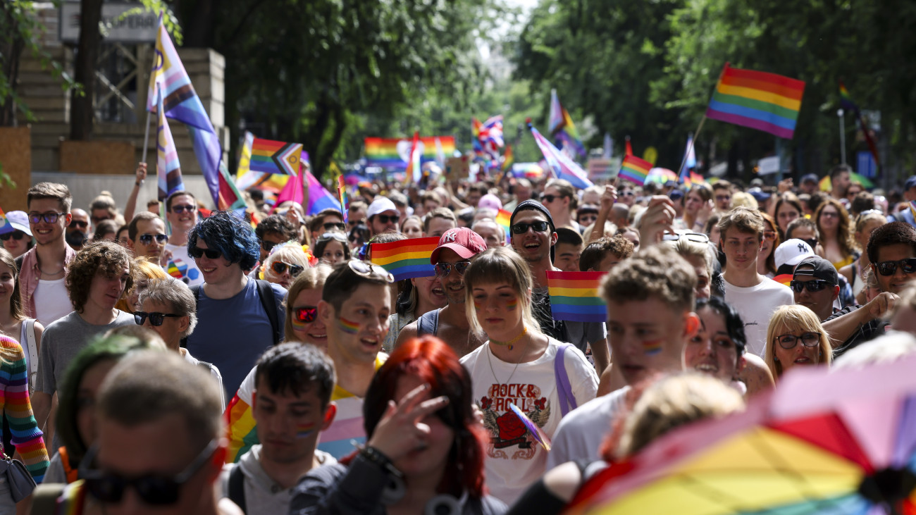 A 29. Budapest Pride résztvevői vonulnak az Andrássy úton 2024. június 22-én.