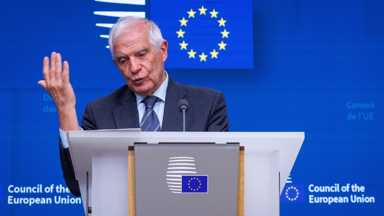 Josep Borrell, az Európai Unió kül- és biztonságpolitikai főképviselője sajtótájékoztatót tart a Szíria és a régió jövőjének támogatására rendezett nyolcadik adományozói konferencia után Brüsszelben 2024. május 27-én.