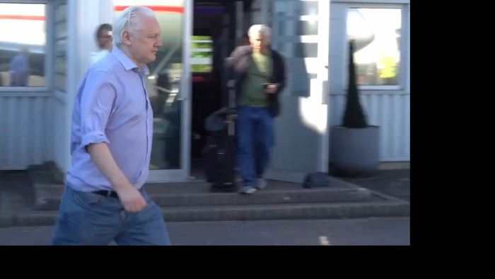 Váratlanul szabadon engedték Julian Assange-t - videó