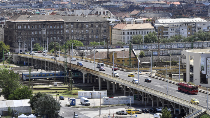 Felújítás miatt lezárások jönnek egy forgalmas fővárosi felüljárón