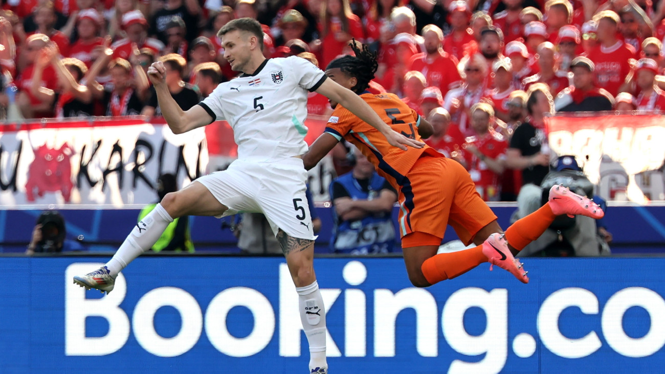 A holland Nathan Ake (j) és az osztrák Stefan Posch a németországi labdarúgó Európa-bajnokság D csoportjának harmadik fordulójában játszott Hollandia-Ausztria mérkőzésen a berlini Olimpiai Stadionban 2024. június 25-én.