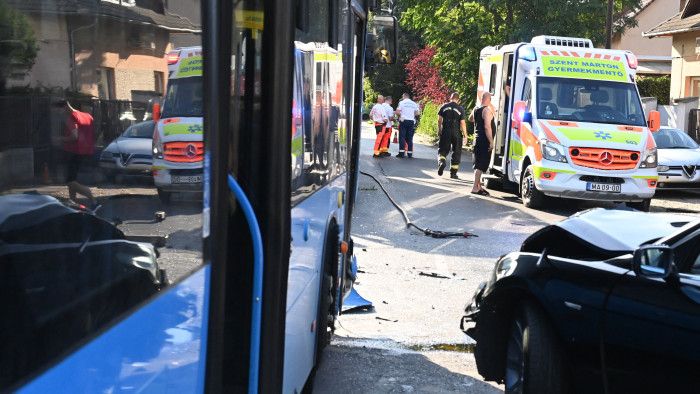 Busszal ütközött egy autó Kispesten, gyerekek is megsérültek – képek