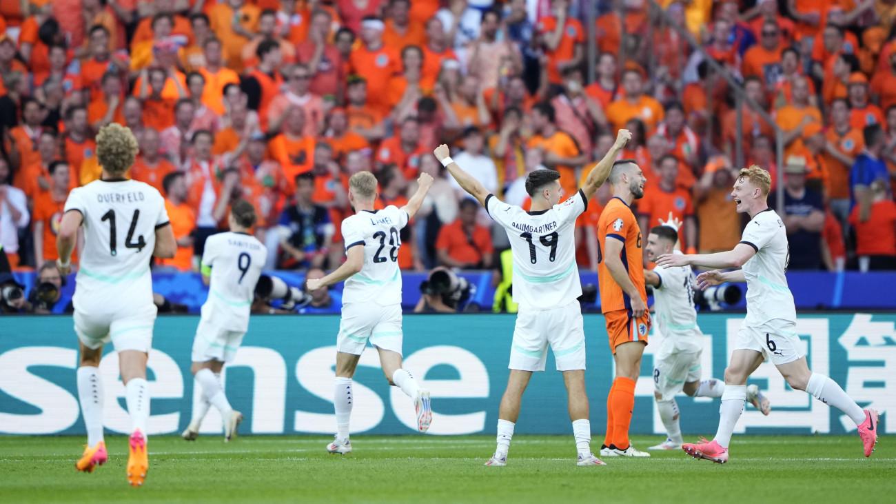 Az osztrák válogatott tagjai ünnepelnek a németországi labdarúgó Európa-bajnokság D csoportjának harmadik fordulójában játszott Hollandia-Ausztria mérkőzés után a berlini Olimpiai Stadionban 2024. június 25-én. Ausztria 3-2-re győzött, és csoportelsőként jutott a nyolcaddöntőbe.