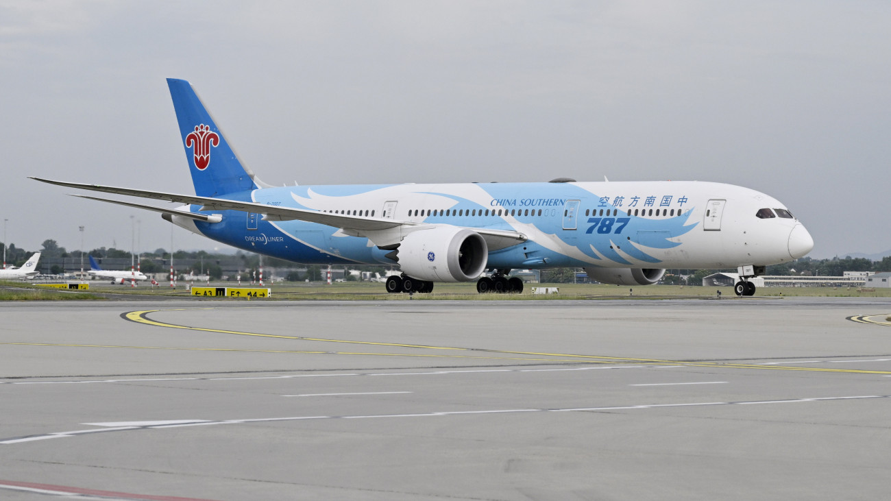 A China Southern légitársaság Boeing 787-9 típusú repülőgépe, a kínai Kantonból (Guangzhou) érkezett az első menetrend szerinti járata a Liszt Ferenc-repülőtéren 2024. június 27-én. A kínai légitársaság hetente négyszer szállít utasokat a kínai nagyváros és a magyar főváros között.