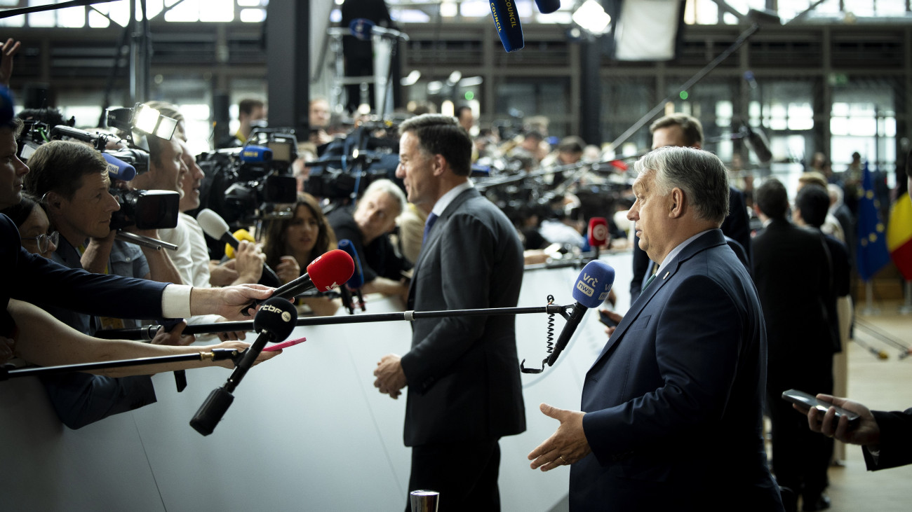 A Miniszterelnöki Sajtóiroda által közreadott képen az Európai Unió brüsszeli csúcstalálkozójára érkező Orbán Viktor kormányfő nyilatkozik a sajtó munkatársainak a kétnapos tanácskozás első napján, 2024. június 27-én. Mellette Mark Rutte ügyvezető holland miniszterelnök (b).